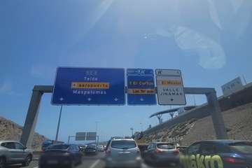 Una colisión de cinco vehículos en la GC-1, a la altura de Telde, causa importantes retenciones de tráfico/TA y Acfi Pres.